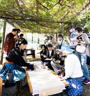 游客們在浙江體驗(yàn)區(qū)品茶。