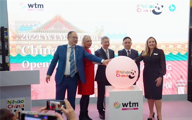 中外嘉賓為中國(guó)館開(kāi)幕點(diǎn)亮水晶球。吳若鳴攝