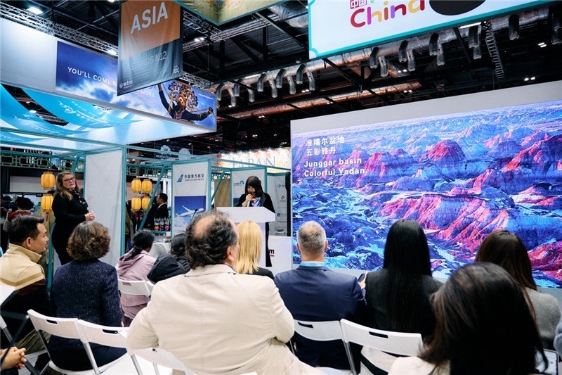  “中國(guó)館”新疆旅游推介會(huì)現(xiàn)場(chǎng)介紹。楊浩鵬攝