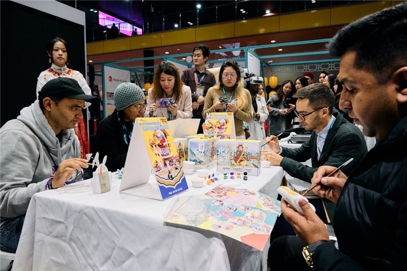 觀眾參加“兔兒爺”手工坊。楊浩鵬攝