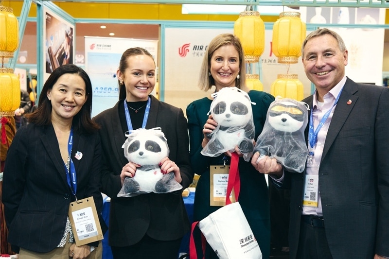 “中國(guó)館”展區(qū)現(xiàn)場(chǎng)洽談。 楊浩鵬攝