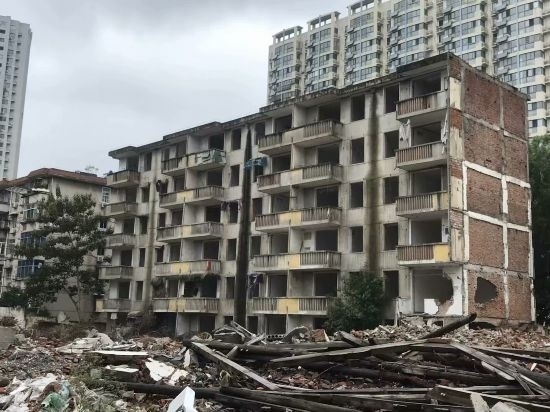 圖為拆遷中的合肥儀表廠宿舍。 合肥市蕪湖路街道 提供