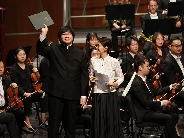 小澤征良向俞潞贈送小澤征爾使用過的《第五交響曲》樂譜。演出方供圖