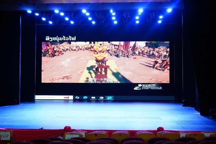 “露天電影院——中老優(yōu)秀電影巡映”首映式上放映老撾語配譯的中國動畫電影《雄獅少年》。主辦方供圖