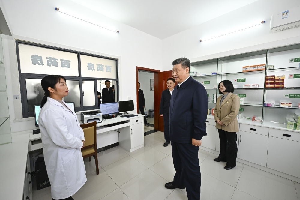 2024年11月5日，習(xí)近平在湖北省咸寧市嘉魚縣潘家灣鎮(zhèn)四邑村衛(wèi)生室考察。習(xí)近平指出：“要進(jìn)一步加強(qiáng)黨建引領(lǐng)，抓住‘一老一小’這個(gè)重點(diǎn)，更加精準(zhǔn)有效地為群眾排憂解難。”