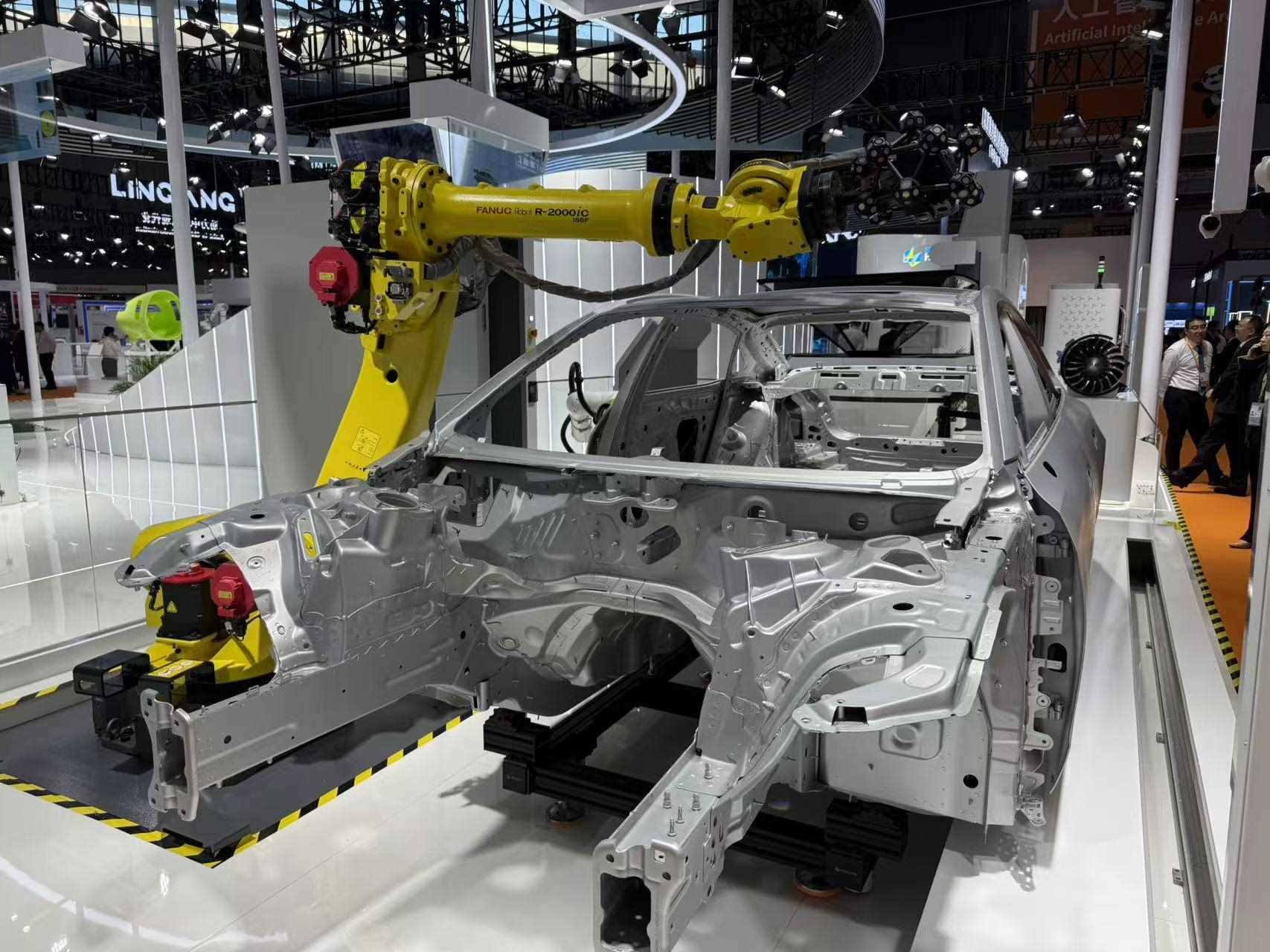 在汽車制造展區(qū)，高精度智能檢測裝備正在模擬檢測汽車車身。人民網(wǎng)記者 王仁宏攝