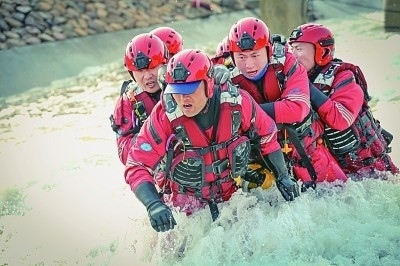  山東省日照市消防救援支隊(duì)消防員正在進(jìn)行多人淺灘涉水橫渡訓(xùn)練。圖片由國(guó)家消防救援局提供