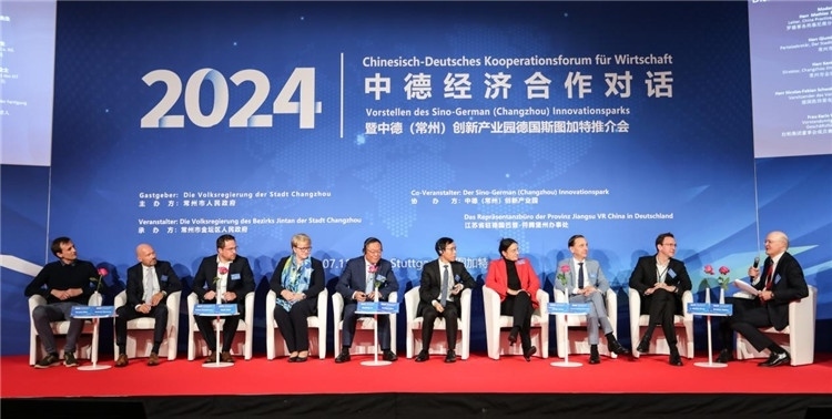 與會(huì)嘉賓在現(xiàn)場(chǎng)交流。主辦方供圖