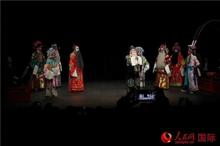 演員向觀眾謝幕。人民網(wǎng)記者 尚凱元攝