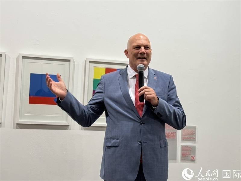 11月8日，瑞士駐華大使白瑞誼在“瑞士經典設計展”開幕式上發(fā)表致辭。（人民網 謝瑩攝）