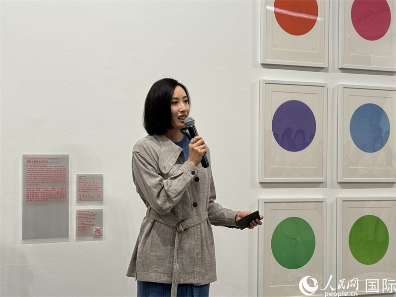 11月8日，今日美術館館長張然在“瑞士經典設計展”開幕式上發(fā)表致辭。（人民網 謝瑩攝）