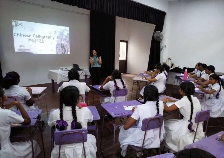 斯里蘭卡學(xué)生在系列活動(dòng)中學(xué)習(xí)中國(guó)書法。圖片由主辦方提供