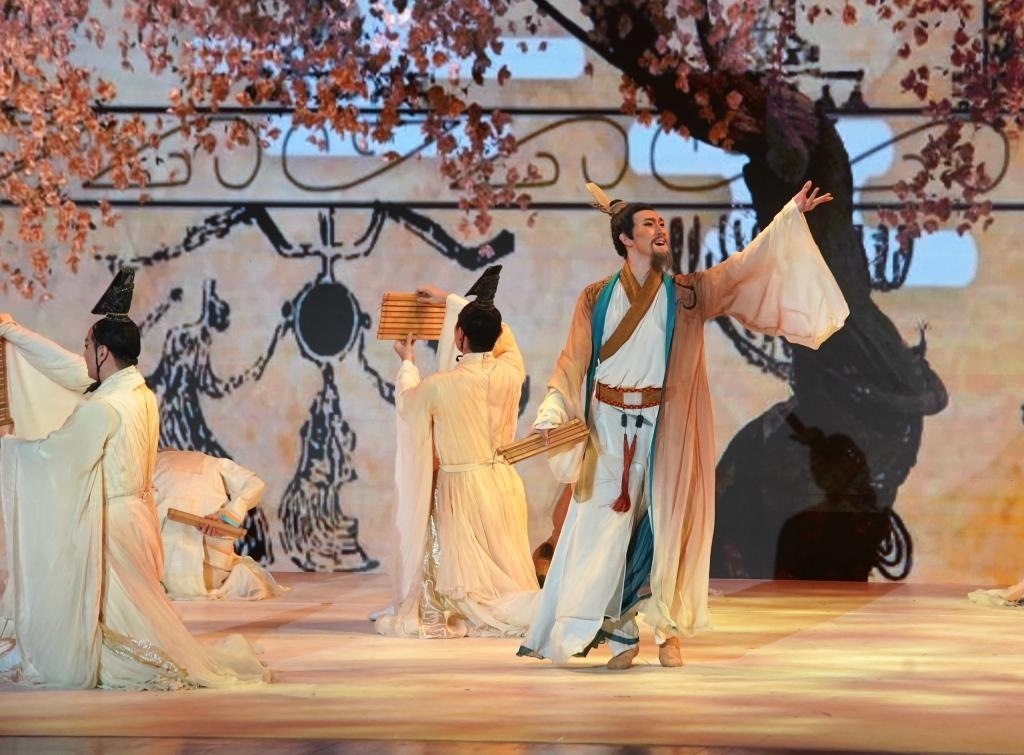 11月6日，演職人員在表演民族舞劇《孔子》片段。新華社記者 張晨霖 攝