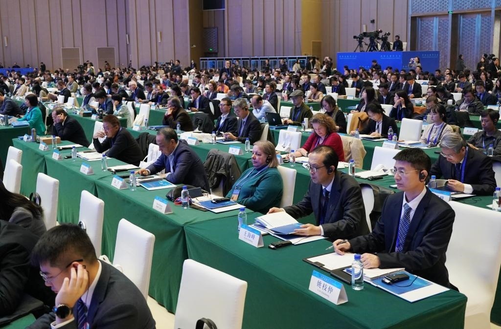 11月7日，中外嘉賓在首屆世界古典學大會開幕式現(xiàn)場聽會。新華社記者 張晨霖 攝