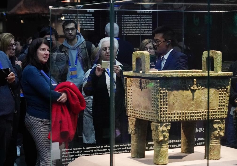 11月6日，中外嘉賓來到中國考古博物館參觀“考古與中華文明溯源展”。該展是本屆世界古典學大會推出的配套活動之一。新華社記者 張晨霖 攝