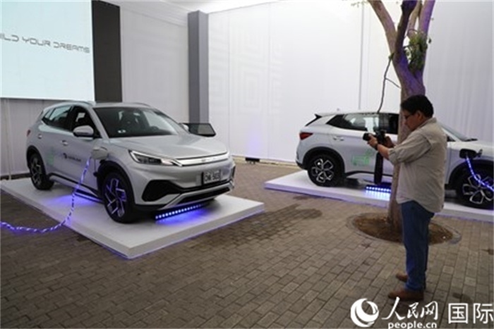 圖為秘魯媒體記者正在拍攝現(xiàn)場展出的比亞迪電動(dòng)汽車。 人民網(wǎng)記者姜波攝