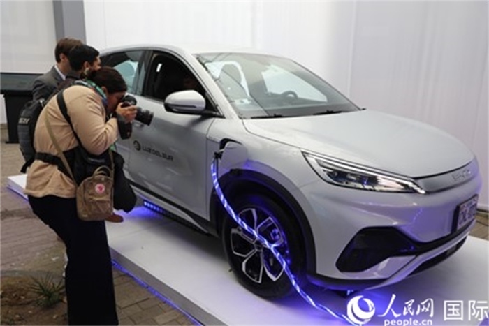 圖為秘魯媒體記者正在拍攝現(xiàn)場展出的比亞迪電動(dòng)汽車。 人民網(wǎng)記者姜波攝