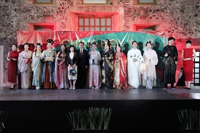 墨西哥華人婦女聯(lián)合總會(huì)木蘭藝術(shù)團(tuán)的中國古代服裝表演。主辦方供圖