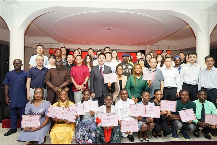參賽選手與嘉賓合影留念。尼日利亞中國(guó)文化中心供圖