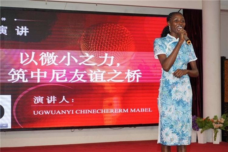 選手張佳寧演講中。尼日利亞中國(guó)文化中心供圖