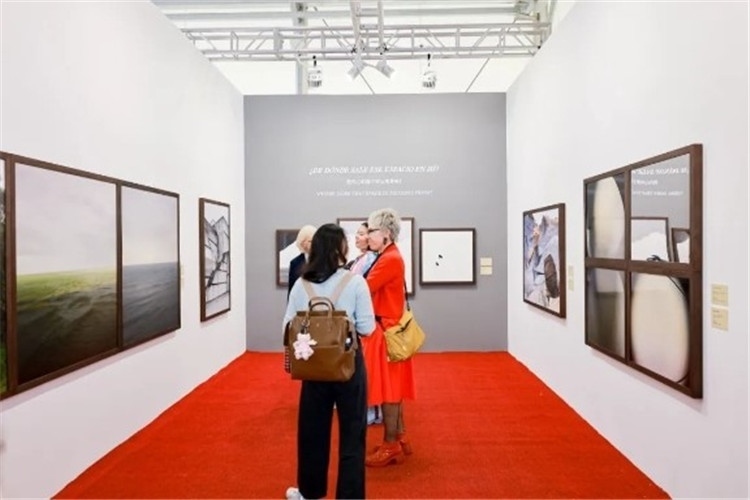 “我內(nèi)心的那個(gè)空從哪里來？從波濤、云朵和勇氣”西岸藝博會(huì)展覽現(xiàn)場 圖片由主辦方提供