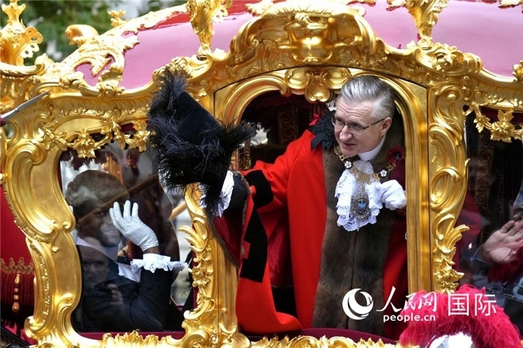 新任金融城市長阿拉斯泰爾·金向人群致意。吳若鳴攝