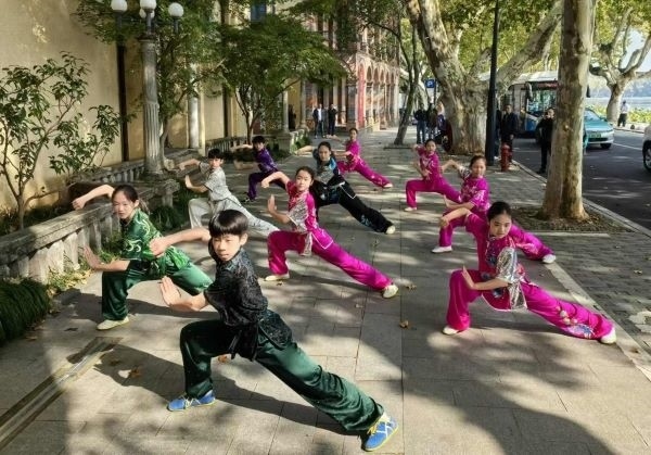 杭州市陳經(jīng)綸體校武術(shù)隊學(xué)生們展示中華武術(shù)。 人民網(wǎng)記者 楊磊攝