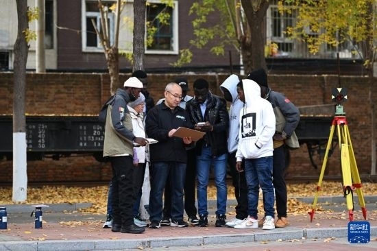 在天津鐵道職業(yè)技術(shù)學(xué)院，老師指導(dǎo)幾內(nèi)亞學(xué)員使用測距儀器（11月11日攝）。新華社記者 李然 攝