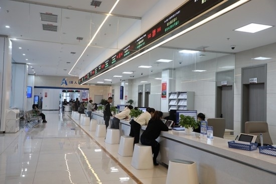 觀山湖區(qū)政務(wù)大廳窗口辦事忙。