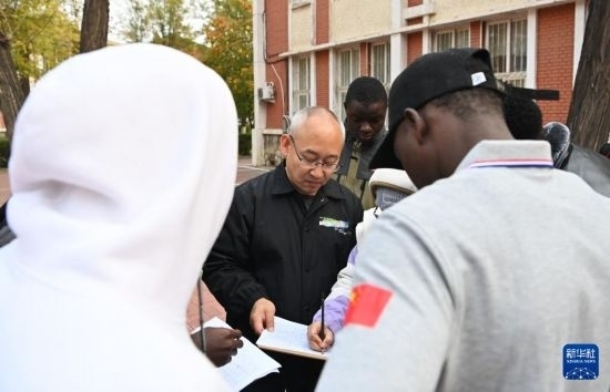在天津鐵道職業(yè)技術(shù)學(xué)院，老師指導(dǎo)幾內(nèi)亞學(xué)員使用測距儀器（11月11日攝）。新華社記者 李然 攝