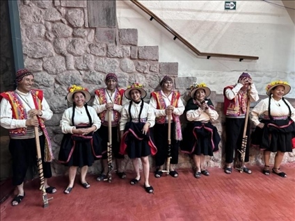 身著傳統(tǒng)服飾的秘魯藝人。本報(bào)記者 張朋輝 攝