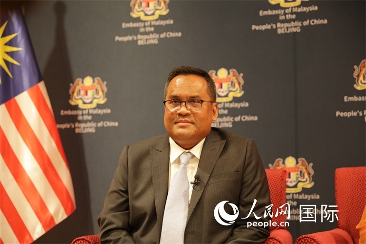 馬來西亞駐華大使諾曼在11月12日召開的記者見面會上回答記者提問。人民網(wǎng) 王婧攝