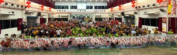 在工作坊導(dǎo)師的指導(dǎo)下，三校200余名學(xué)生共同完成了一幅長(zhǎng)達(dá)80尺的水墨畫作。主辦方供圖