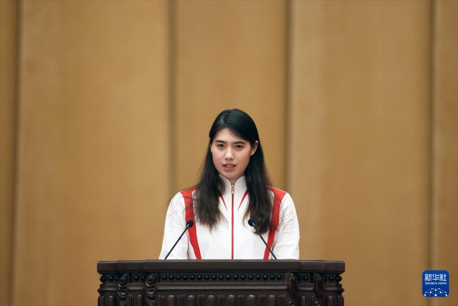 11月15日，游泳運(yùn)動(dòng)員張雨霏在報(bào)告會(huì)上發(fā)言。新華社記者 李明 攝