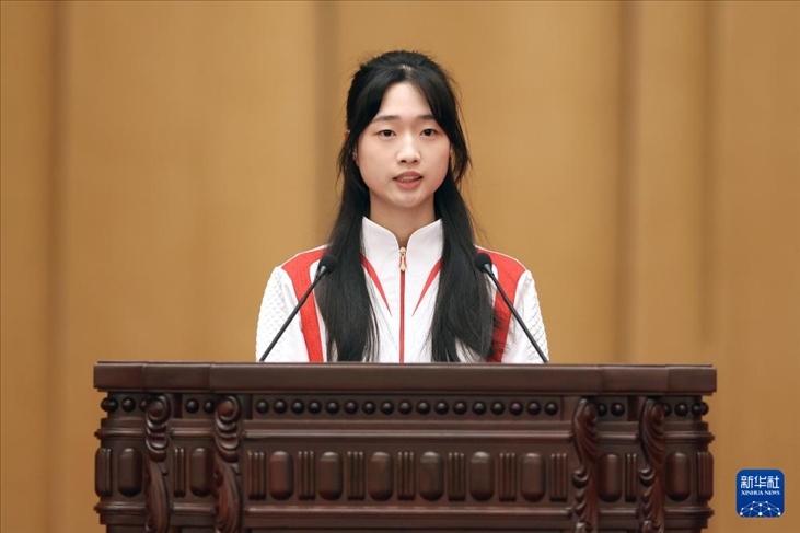 11月15日，射擊運(yùn)動(dòng)員黃雨婷在報(bào)告會(huì)上發(fā)言。新華社記者 李明 攝