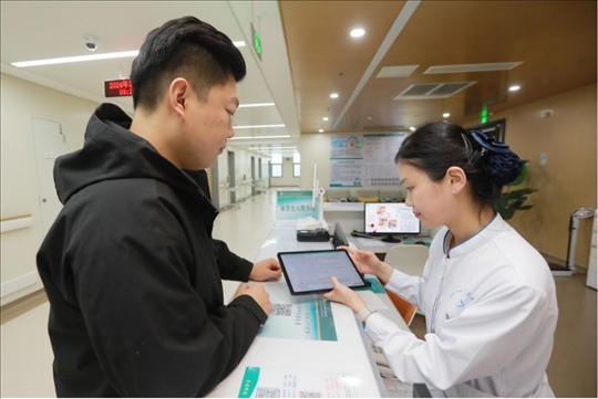 患者在護士站為家屬辦理床旁出院手續(xù)。圖片來源：山東第一醫(yī)科大學第二附屬醫(yī)院