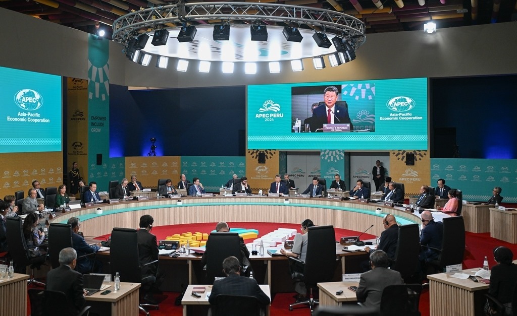 當(dāng)?shù)貢r(shí)間11月16日上午，亞太經(jīng)合組織第三十一次領(lǐng)導(dǎo)人非正式會(huì)議在秘魯利馬會(huì)議中心舉行。國(guó)家主席習(xí)近平出席會(huì)議并發(fā)表題為《共擔(dān)時(shí)代責(zé)任 共促亞太發(fā)展》的重要講話。新華社記者 謝環(huán)馳 攝