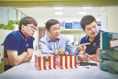 中北大學(xué)極端環(huán)境特種傳感與測試創(chuàng)新研究團(tuán)隊成員正在圍繞近期發(fā)射任務(wù)進(jìn)行產(chǎn)品研發(fā)。受訪單位供圖