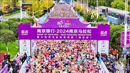 比賽選手沖出起點(diǎn)。賽事組委會(huì)供圖