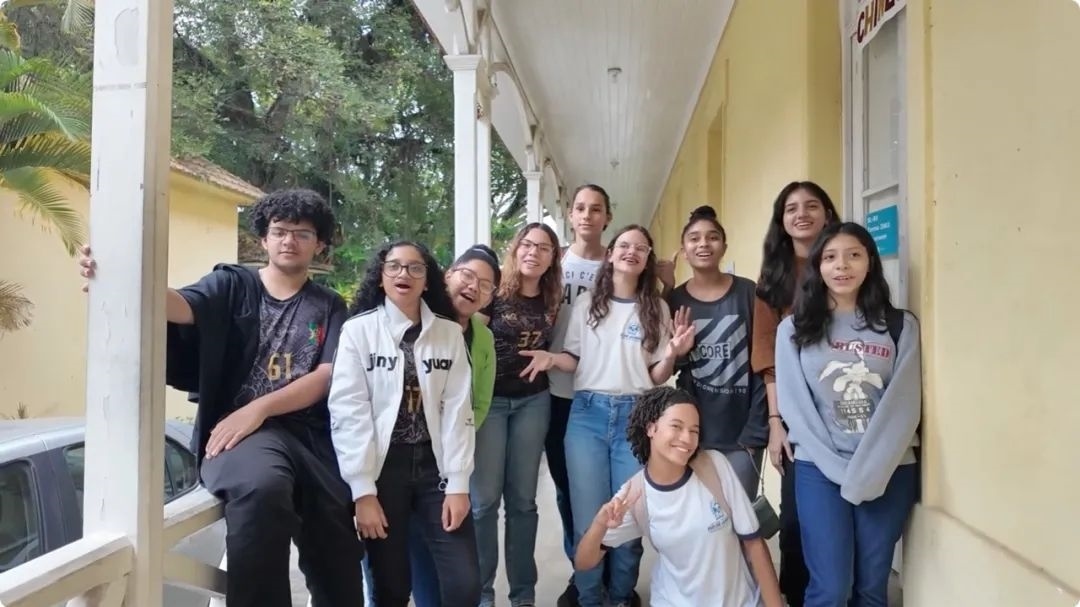 學生們用中文跟島叔問好。作者供圖