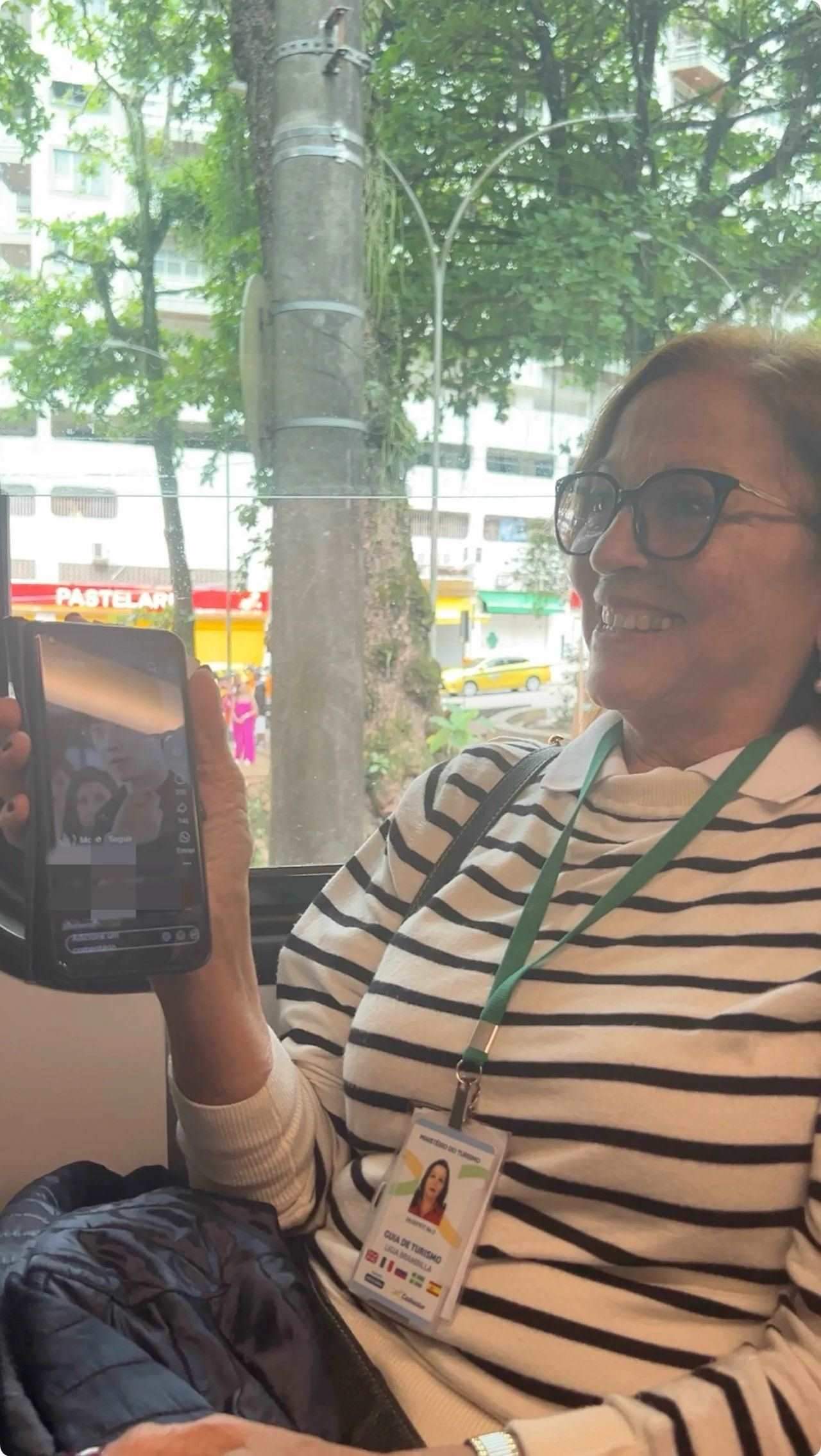 當?shù)厝讼驆u叔展示中國網(wǎng)劇。作者供圖