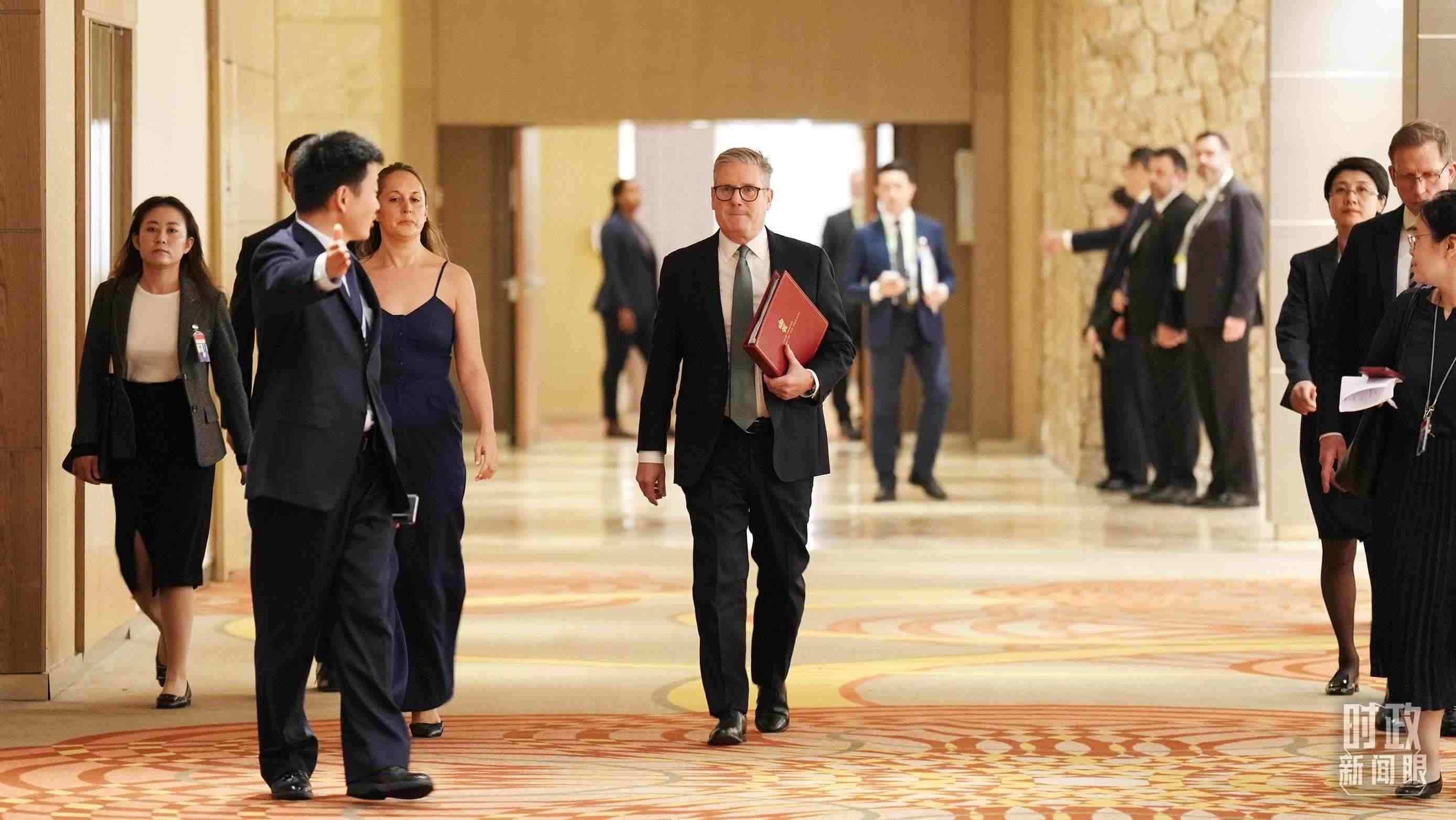 △英國首相斯塔默抵達(dá)會見現(xiàn)場。（總臺記者李晉拍攝）