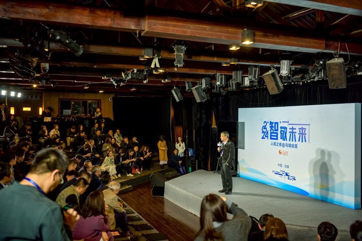 在開場環(huán)節(jié)，清華大學(xué)人工智能研究院常務(wù)副院長、教授孫茂松發(fā)言分享。人民網(wǎng)記者 任峰濤攝