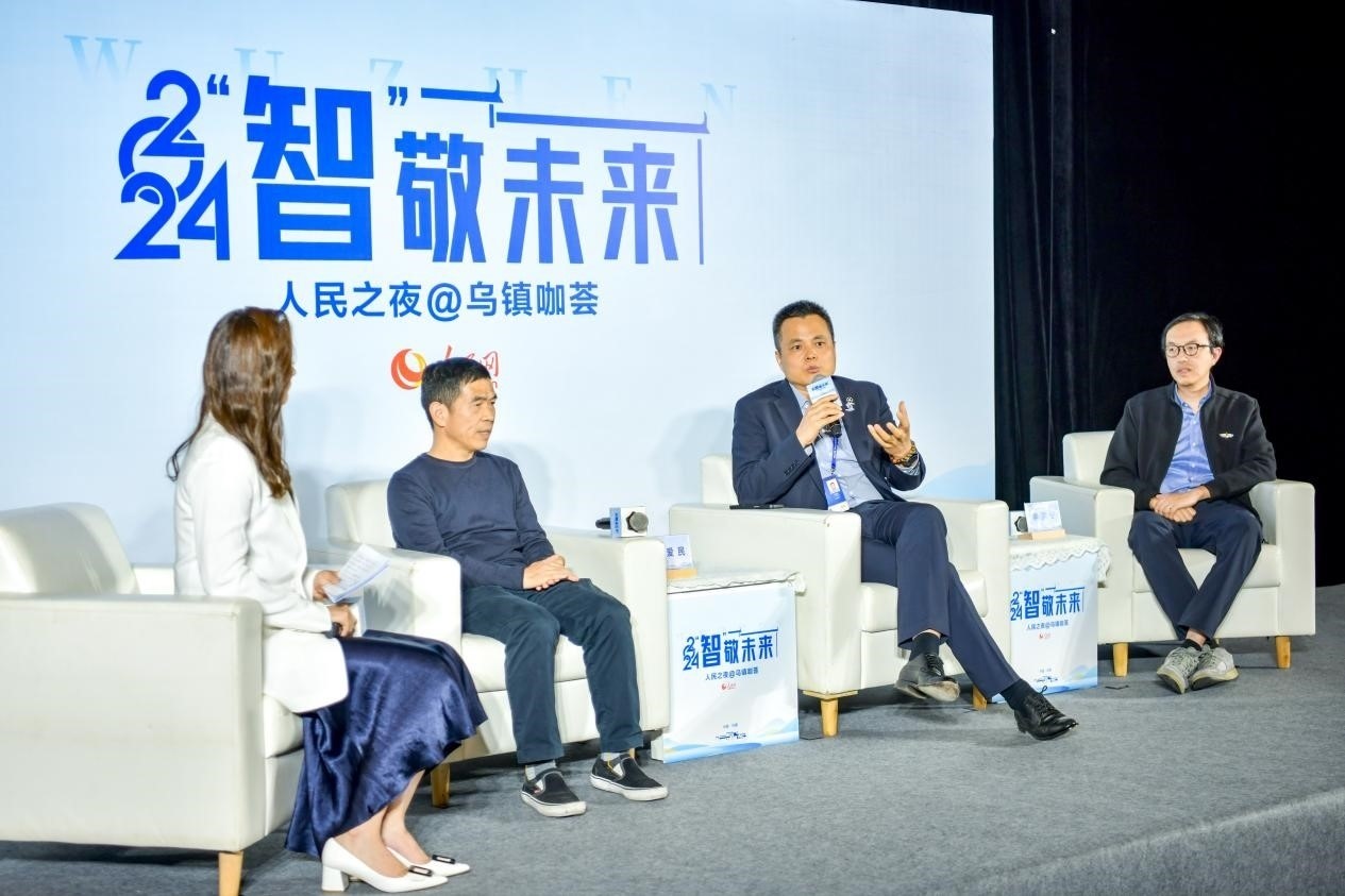 在對話環(huán)節(jié)，之江實(shí)驗(yàn)室高級研究專家潘愛民、伏羲智庫創(chuàng)始人李曉東、麒麟軟件副總經(jīng)理李震寧探討“‘百模大戰(zhàn)’將卷向何方”。人民網(wǎng)記者 任峰濤攝