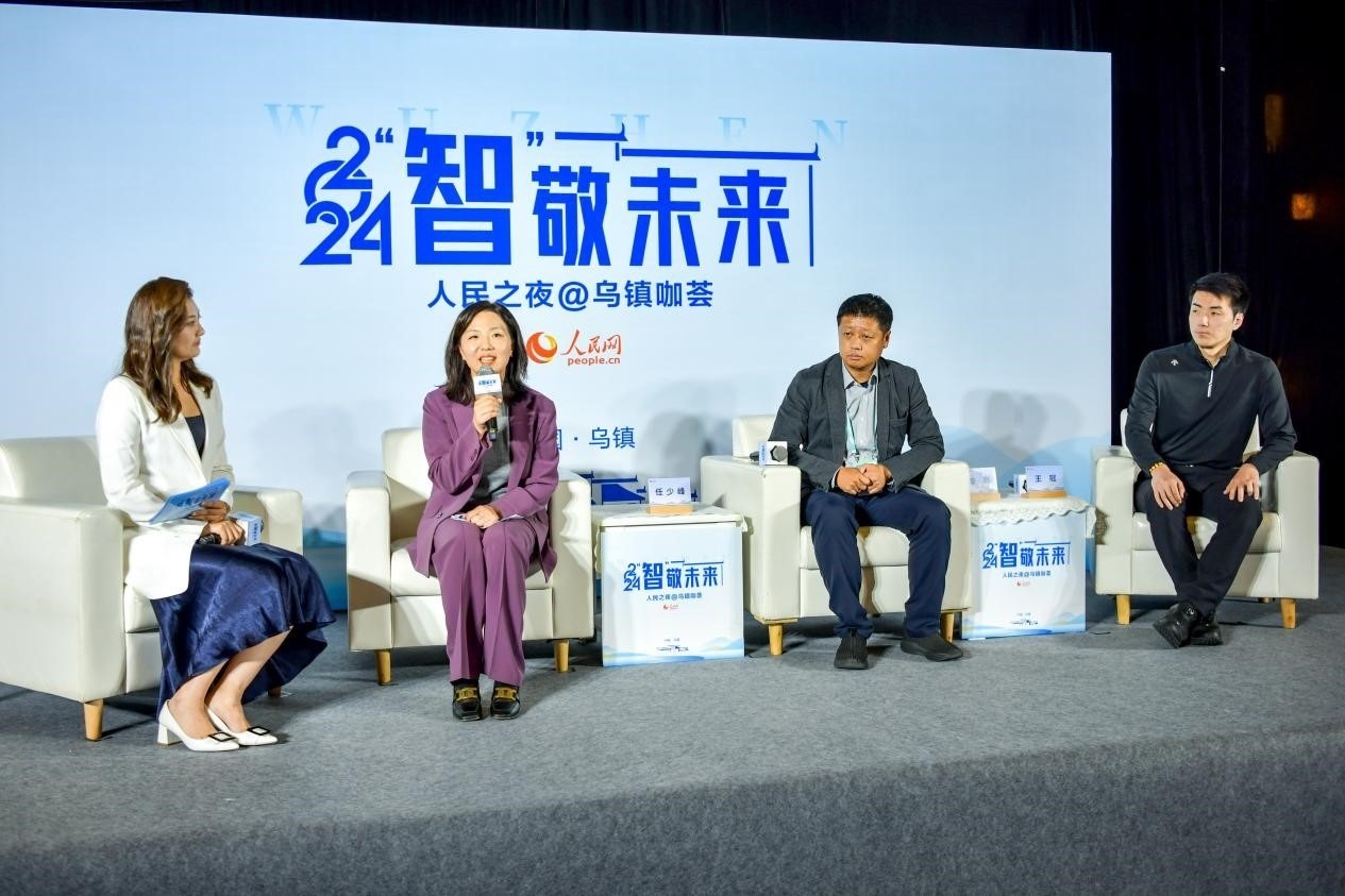 在對話環(huán)節(jié)，趣丸科技總編輯、副總裁任少峰，星云智慧機(jī)器人CEO李明，可之教育大模型創(chuàng)始人王冠討論“人工智能如何惠及大眾”。人民網(wǎng)記者 任峰濤攝