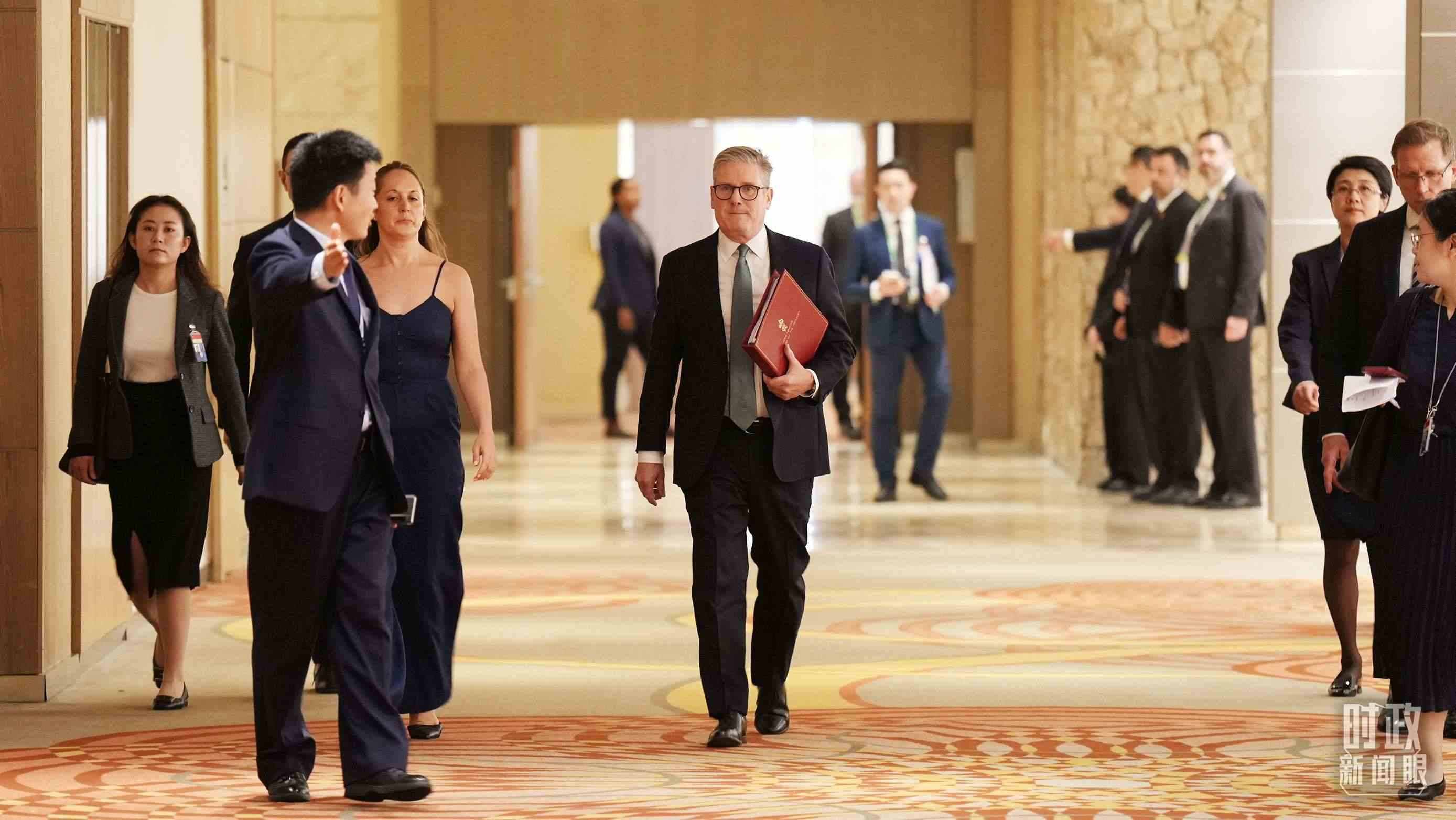 英國(guó)首相斯塔默抵達(dá)會(huì)見(jiàn)現(xiàn)場(chǎng)，這是他首次同習(xí)主席面對(duì)面交流。