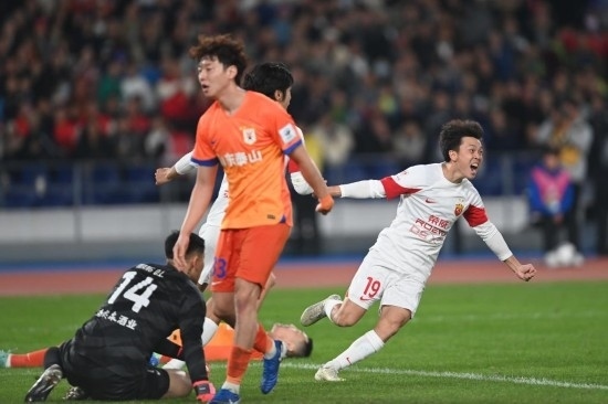 11月23日，上海海港隊(duì)球員王振澳（右）慶祝進(jìn)球。新華社記者 黃宗治 攝