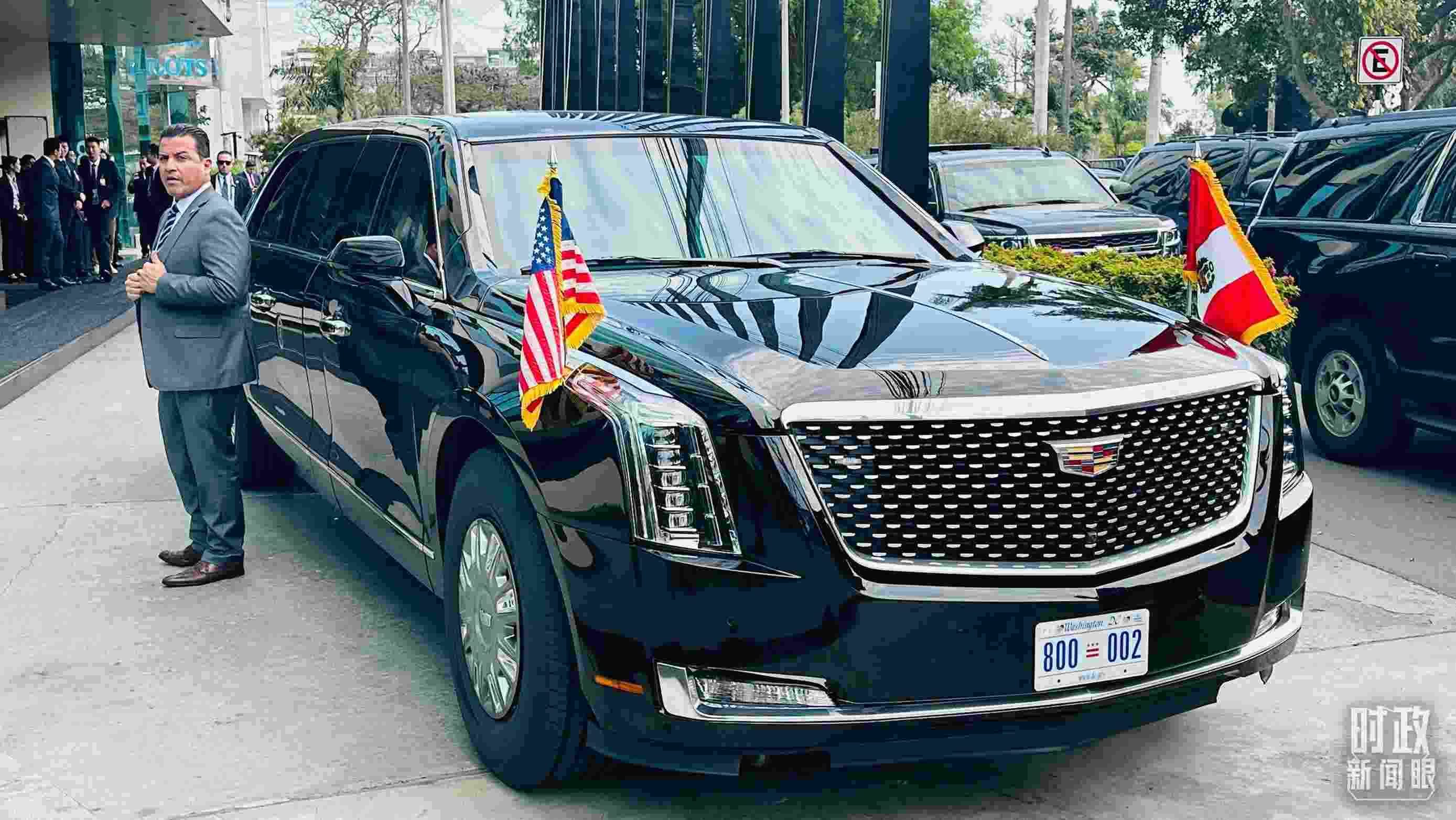 美國(guó)總統(tǒng)拜登乘車(chē)抵達(dá)中美元首會(huì)晤現(xiàn)場(chǎng)。（總臺(tái)央視記者范一鳴拍攝）