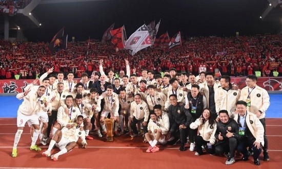 11月23日，上海海港隊(duì)成員在頒獎(jiǎng)儀式后與球迷合影。新華社記者 黃宗治 攝