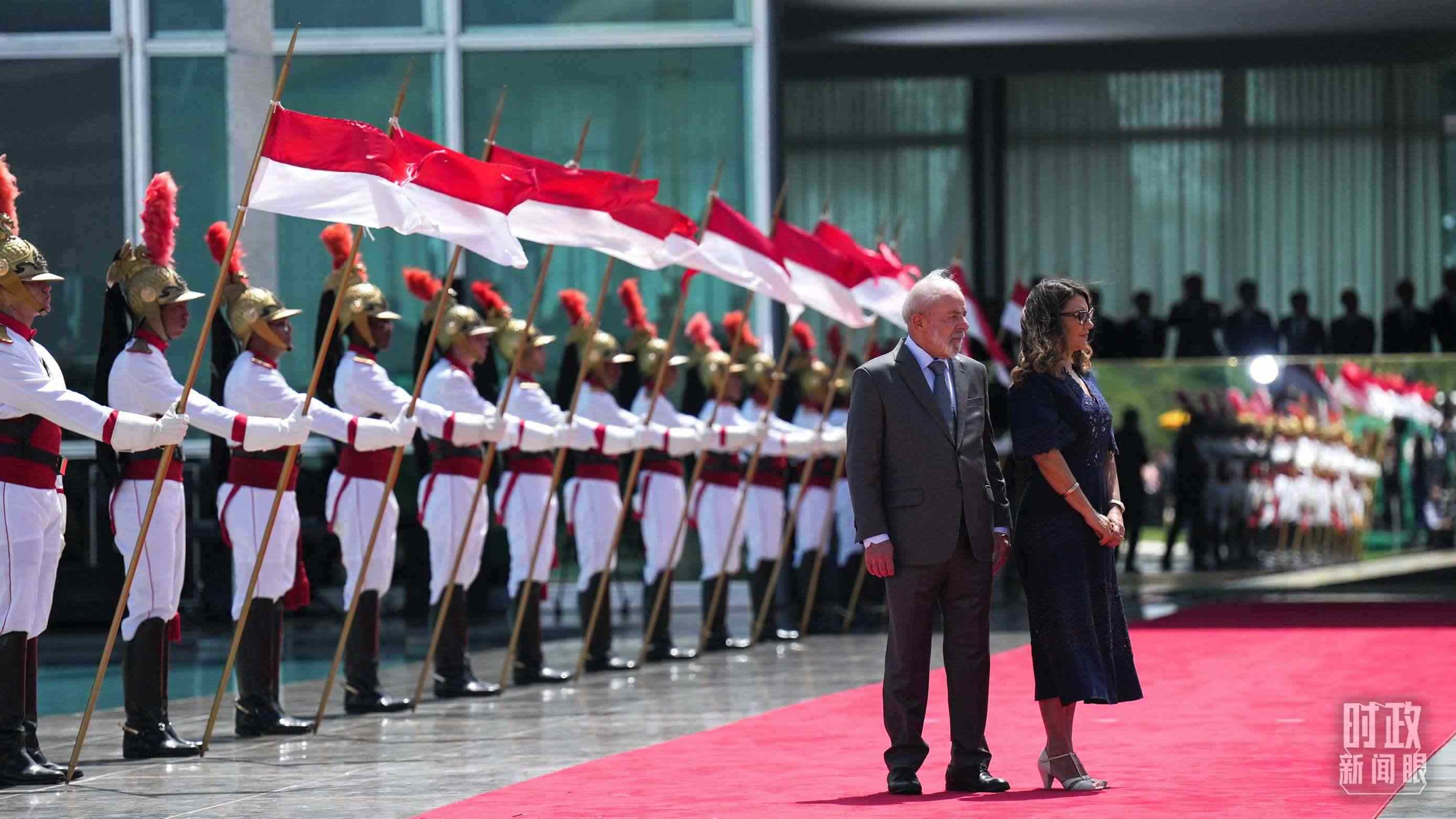 巴西總統(tǒng)盧拉和夫人羅桑等候習(xí)主席到來(lái)。